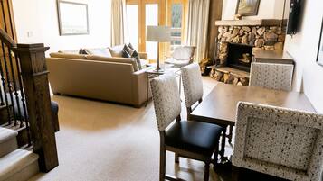 Studio | Living room | Fireplace