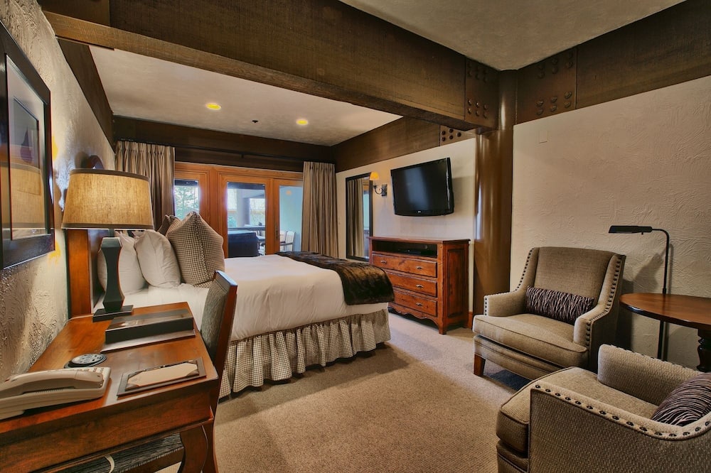 Deluxe King Room With Hot Tub Hotel Room by RedAwning