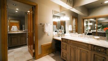 Suite, 3 kamar tidur | Kamar mandi