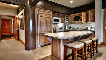 Suite, 3 habitaciones | Cocina privada | Cafetera o tetera