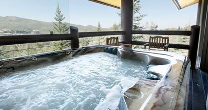 Luxury King Room With Mountain View Hotel Room by RedAwning