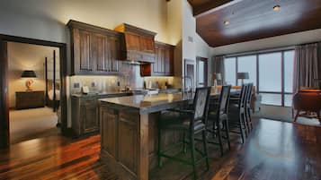 Suite, 1 Bedroom | Private kitchen | Coffee/tea maker