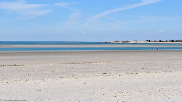 A wide sandy beach with a clear blue sky and calm sea. - Coastal - Wittering  -  an annexe that sleeps 6 guests  in 3 bedrooms (West Wittering)