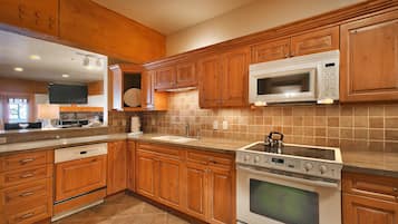 Townhome, 2 Bedrooms | Private kitchen | Coffee/tea maker