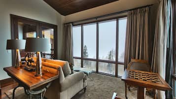 Suite, 3 Bedrooms | Living room | Fireplace