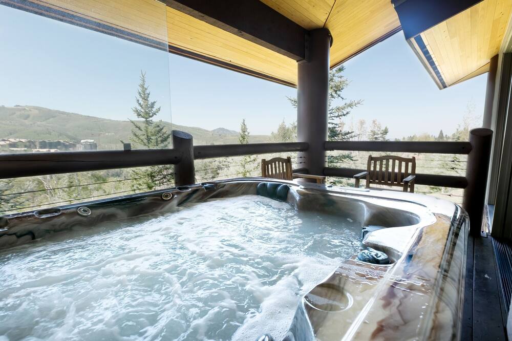 Premium Luxury Three Bedroom Suite with Two Hot Tubs 3 Apartment Hotel by RedAwning