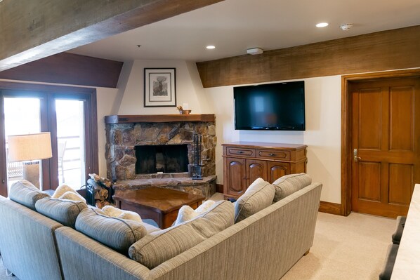 Suite, 4 Bedrooms | Living area