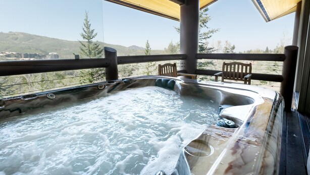 Ein Whirlpool mit Blick auf eine gebirgige Landschaft.