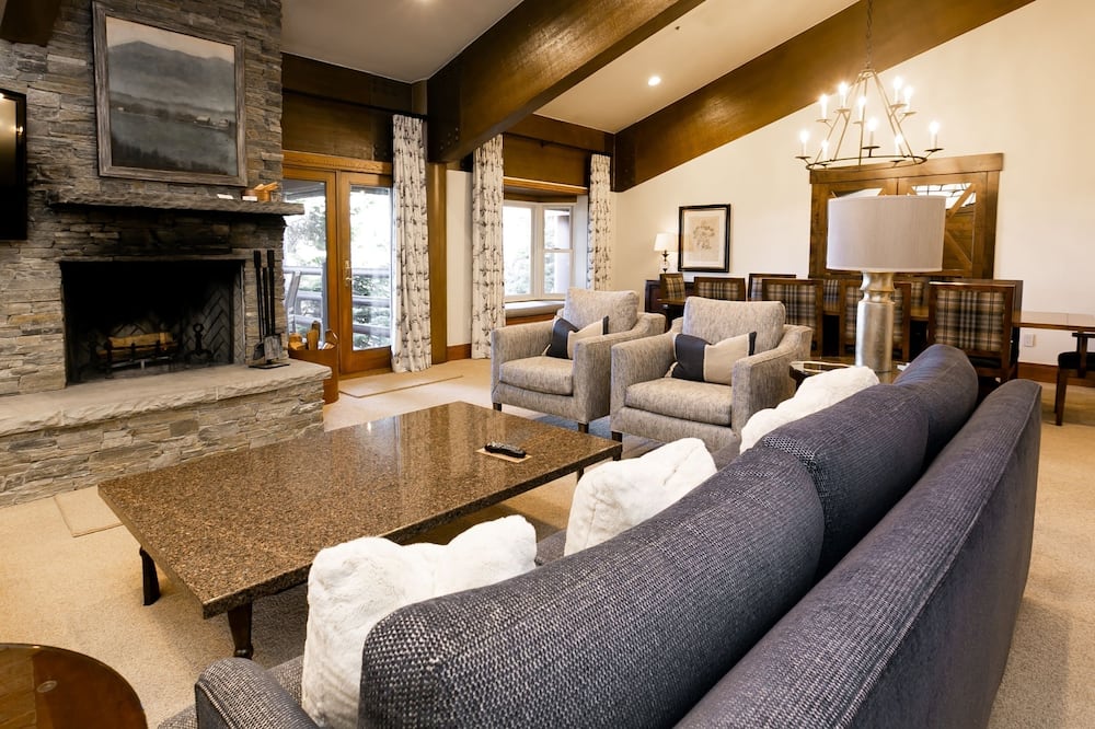 Luxury Four Bedroom Multi-Level Townhouse with Hot Tub 4 Townhouse by RedAwning
