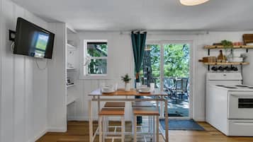 Huisje, 2 slaapkamers | Privékeuken | Een koelkast, een oven, een vaatwasser, een koffiezetapparaat/waterkoker