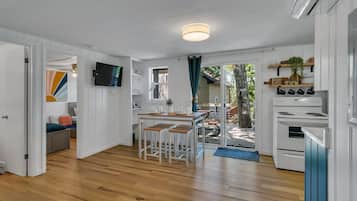 Cabana, 2 quartos | Cozinha privada | Geladeira, fogão, lava-louças, cafeteira/chaleira