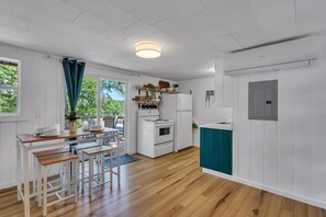 Stuga - 2 sovrum | Eget kök | Kylskåp, ugn, diskmaskin och kaffe- och tebryggare