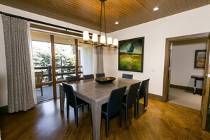 Suite, 2 habitaciones | Cocina privada | Cafetera y tetera 