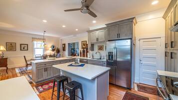 KylskÄp, mikrovÄgsugn, ugn och spishÀll