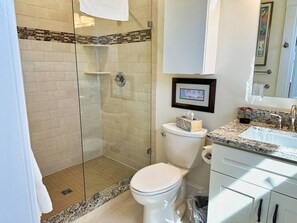 Ensemble douche/baignoire, sĂšche-cheveux, serviettes fournies