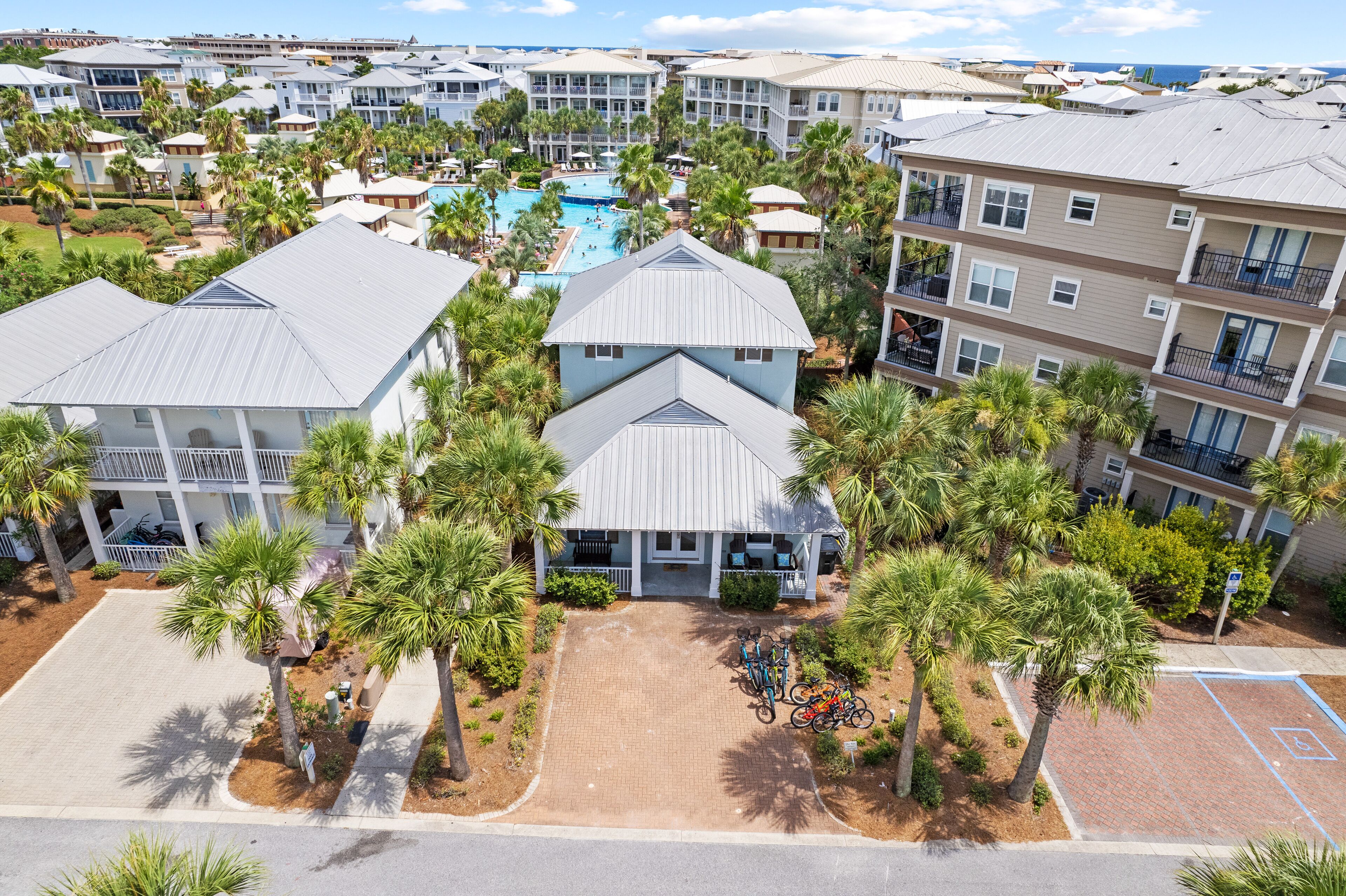 Directly off Pool! Walk to Beach! 4 bikes! Wifi.