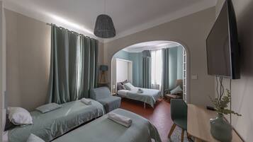 5 slaapkamers, een strijkplank/strijkijzer, reisbedje, wifi