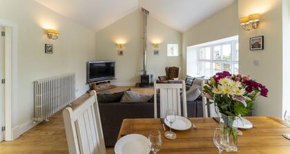 Garden Cottage - a cottage that sleeps 6 guests in 3 bedrooms