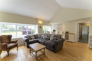 TV, fireplace - Garden Cottage  -  a cottage that sleeps 6 guests  in 3 bedrooms (Gargunnock)