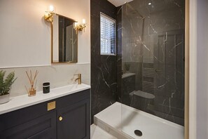 Bathtub, towels, shampoo, toilet paper - Host & Stay | Parkside Villa (Harrogate)