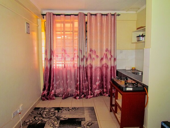 Refrigerador, tetera eléctrica, utensilios de cocina y comedor 