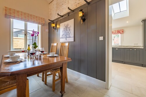 Holt Coach House - sleeps 4 guests  in 2 bedrooms