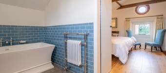 Holt Coach House - sleeps 4 guests in 2 bedrooms