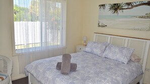 4 bedrooms, WiFi, bed sheets - Chel-sea - Modern 3-bedroom home with a sleep out in the garage in peaceful Hat Head (Hat Head)