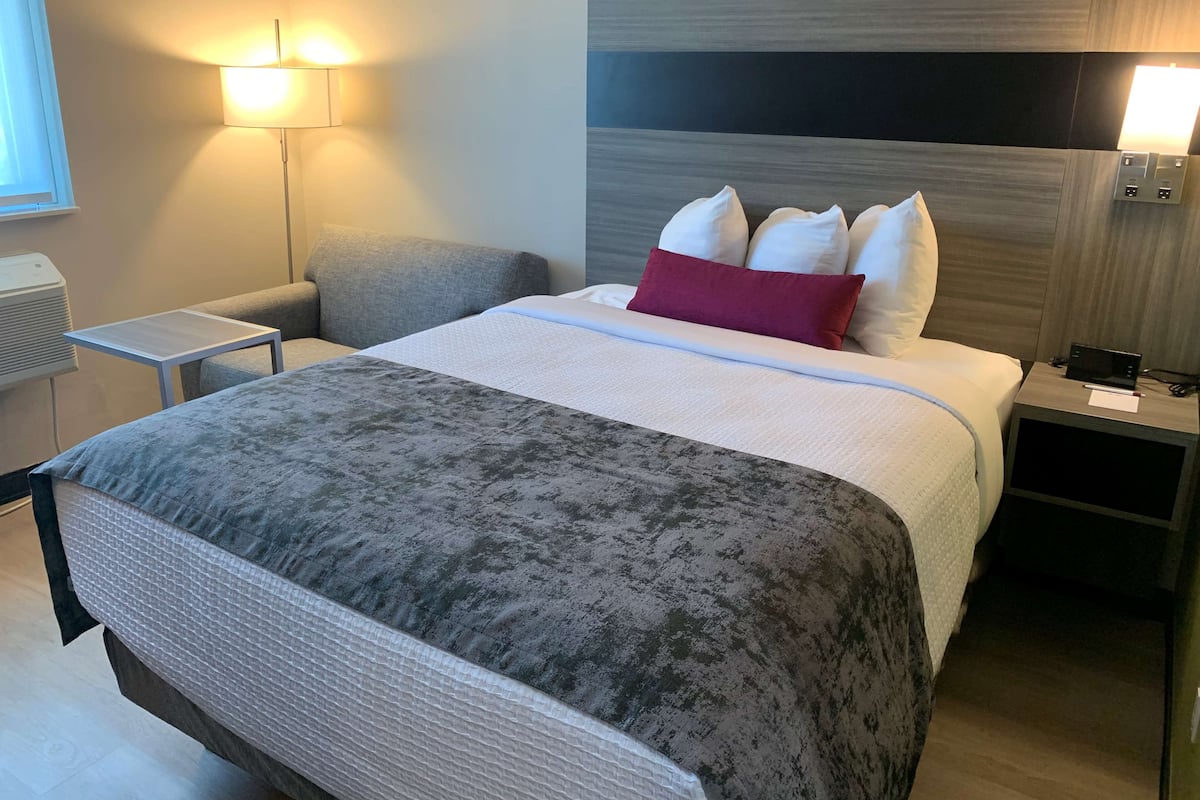 Standard Room, 1 Queen Bed with Sofa bed, Non Smoking (with Sofabed)