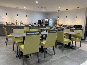 Free breakfast  - Best Western Plus Brooklyn-Prospect Park (Brooklyn)