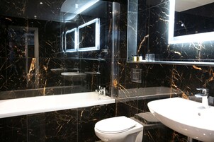 Secador de pelo, toallas