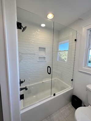 Combined shower/tub, hair dryer, towels, toilet paper - Travelers Rest, Furman, Greenville, and a mountain view! (Travelers Rest)