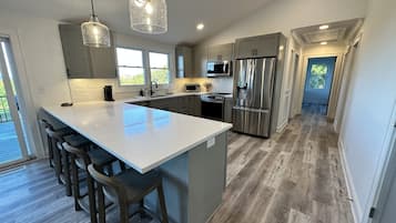 Réfrigérateur, four à micro-ondes, un four, surface de cuisson