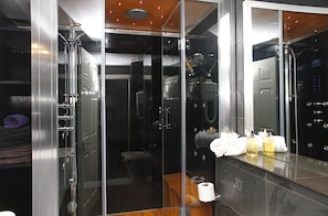 Une salle de bain moderne avec une douche à parois de verre, un meuble-lavabo en bois et un grand miroir.