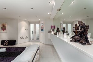 Superior Studio, Ensuite (Iffley Flat 1) | Interior - Holiday Lets London 1 (London)
