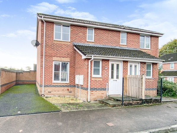 House, Multiple Beds | Exterior - Ammaculate 3 Bedroom Property Near Caltic Manor (Newport)