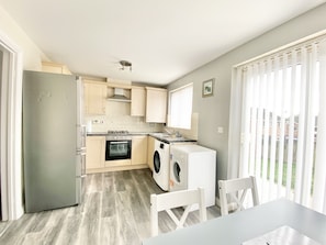 House, Multiple Beds | Private kitchen | Fridge, microwave, oven, stovetop - Ammaculate 3 Bedroom Property Near Caltic Manor (Newport)