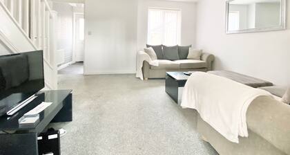 Ammaculate 3 Bedroom Property Near Caltic Manor