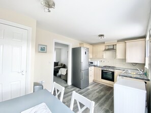 独立别墅, 多张床 | 私人厨房 | 冰箱、微波炉、烤箱、炉灶