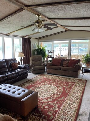 Smart TV, fireplace, books, printers - Seneca Riverfront Spa! Hot tub, Pool + Sauna.  Deep Water Docks and boat launch! (Baldwinsville)