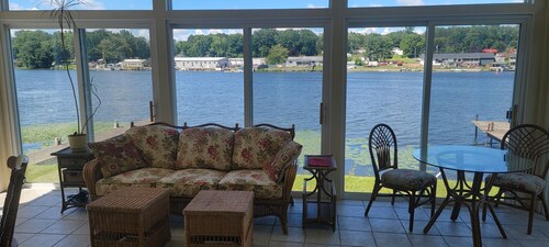 Seneca Riverfront Spa! Hot tub, Pool + Sauna.  Deep Water Docks and boat launch!