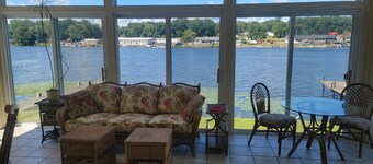 Seneca Riverfront Spa! Hot tub, Pool + Sauna.  Deep Water Docks and boat launch!