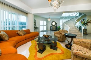 别墅 (Multiple Bedrooms) | 起居区 | 平板电视