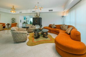 别墅 (Multiple Bedrooms) | 起居区 | 平板电视