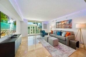 Älytelevisio, pöytätennispöytä, kirjoja