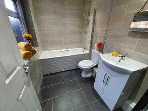 Apartment, Mehrere Betten | Badezimmer