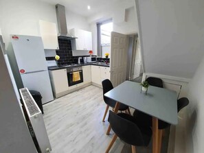 Apartment, Multiple Beds | Private kitchen | Fridge, microwave, oven, stovetop - Lovely 3-bed Apartment in Coventry (Coventry)