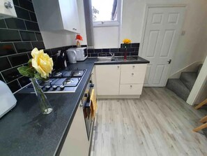Apartment, Multiple Beds | Private kitchen | Fridge, microwave, oven, stovetop - Lovely 3-bed Apartment in Coventry (Coventry)