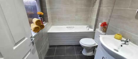 Apartment, Mehrere Betten | Badezimmer | Dusche, Haartrockner, Handtücher