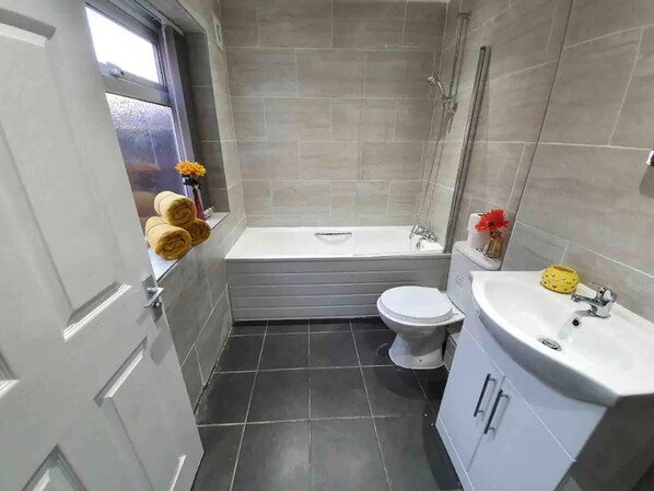 Departamento, varias camas | Baño | Regadera, secadora de cabello, toallas 